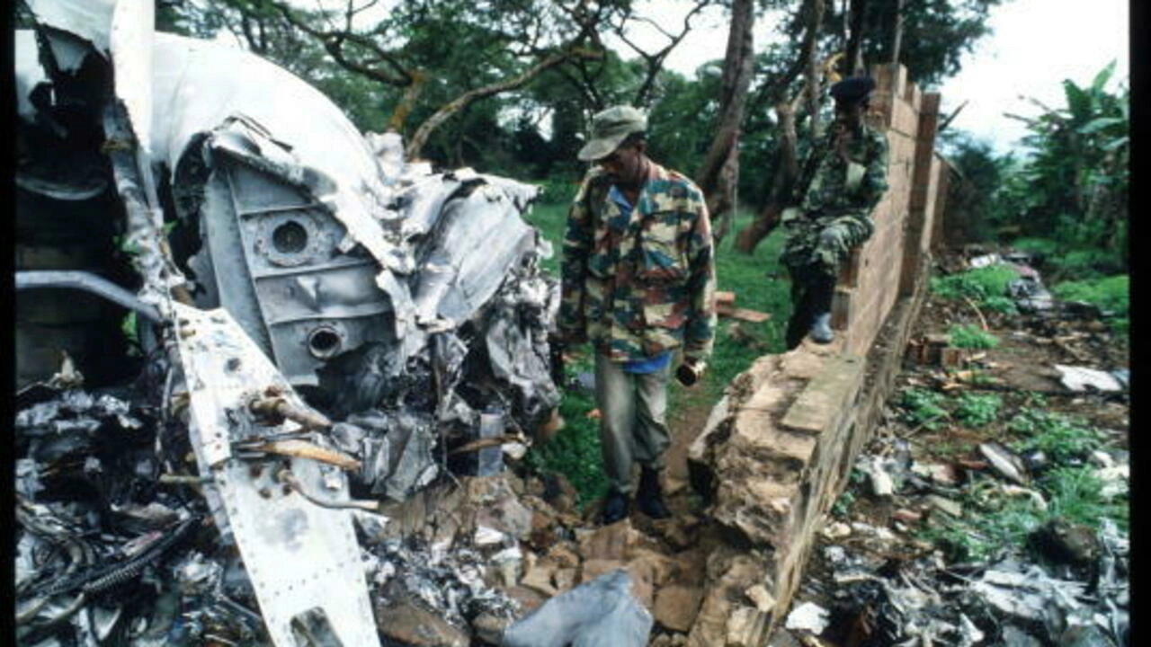 Un soldat du Front patriotique rwandais inspecte le site sur lequel s'est crashé l'avion du président rwandais, Juvénal Habyarimana, quelques jours plus tôt. Photo prise le 26 mai 1994. Getty/Scott Peterson 