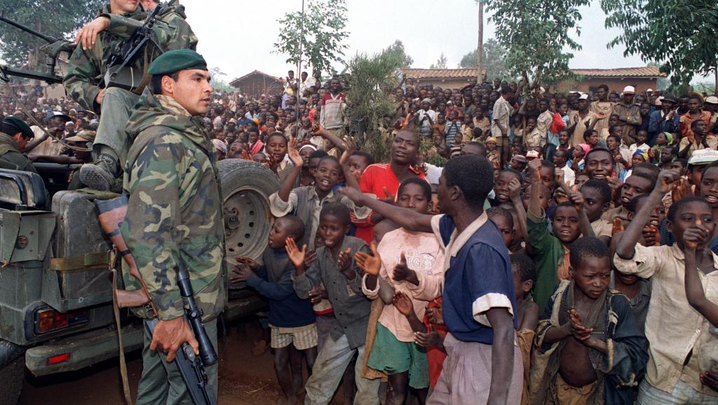 Soldats français dans un camp de réfugiés hutus près de la ville de Butare, Rwanda. 03/07/1994 HOCINE ZAOURAR / ARCHIVES / AFP