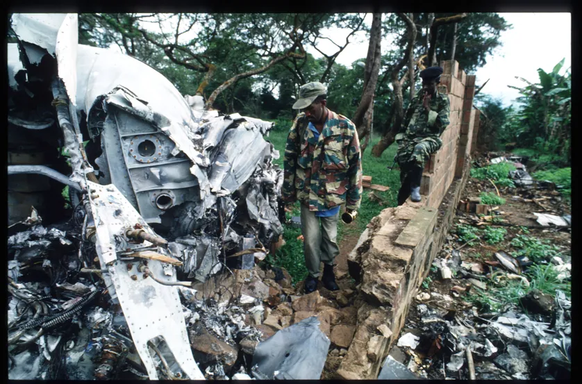Le 26 mai 1994, des soldats du Front Patriotique Rwandais enquêtent sur le lieu de l'attentat du 6 avril 1994, au cours duquel le président rwandais et hutu Juvénal Habyarimana fut tué.• Crédits : Scott Peterson - Getty