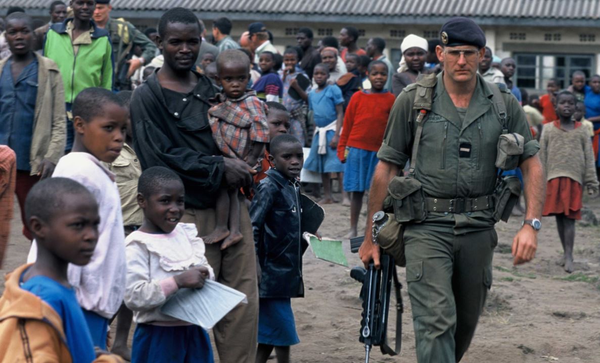 Soldat français participant a la protection de réfugiés tutsis dans le cadre de l'operation Turquoise au Rwanda, 30 juin 1994. ©NICOLAS JOSE/SIPA / 00249540-000005