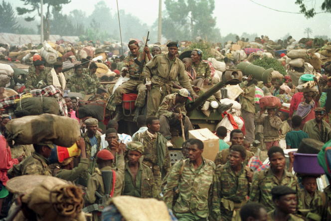 Des soldats des Forces armées rwandaises franchissent la frontière avec le Zaïre à Goma, le 17 juillet 1994. PASCAL GUYOT / AFP