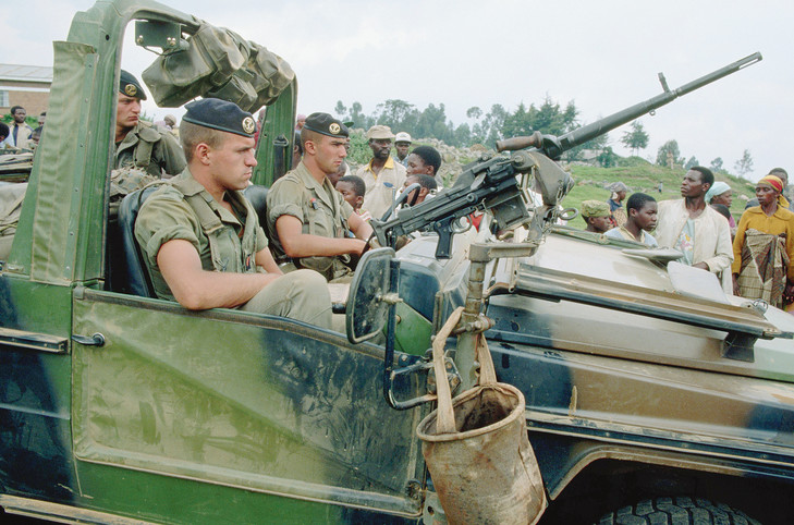 Des soldats français patrouillent dans l’ouest du Rwanda, à proximité de la frontière avec la République démocratique du Congo (ex-Zaïre). / Peter Turnley/Corbis/VCG via Getty Images