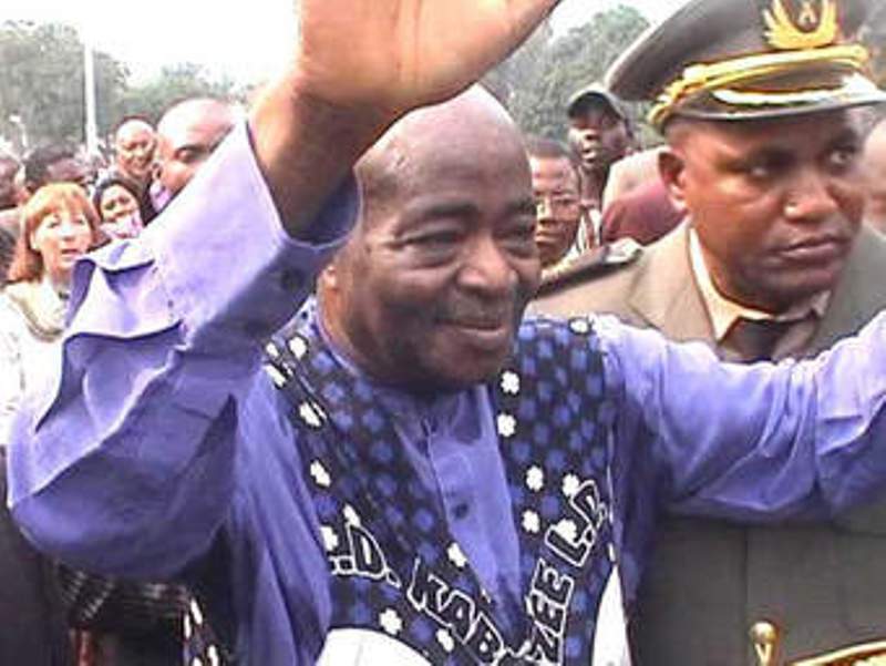 Yerodia Ndombasi, l’un des quatre vice Présidents de la RDC sous Kabila Père. Il écope un mandat d’arret international de la justice belge pour avoir appelé au pogrom de Rwandais vivant sur le territoire congolais au cours de la Guerre Congo II. Il meurt sans comparaître.