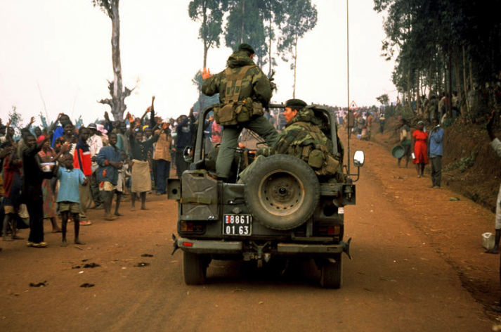 Des soldats français acclamés par des civils hutus, le long de la route menant à Butare, le 1er juillet 1994. PHOTO / José Nicolas / Hans Lucas via AFP